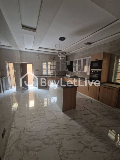 Fully service 2 Bedeoom apartment at 2nd floor with fitted kitchen
